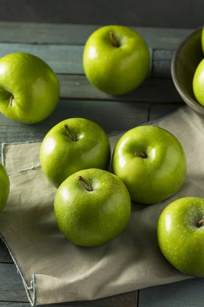 Raw Green Organic Granny Smith maçãs — Fotografia de Stock