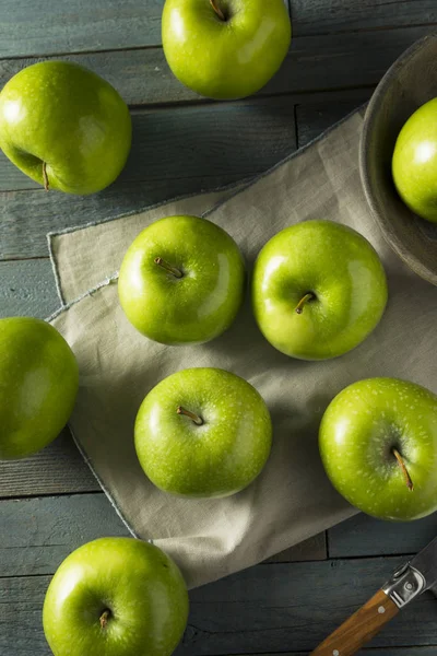 Verde crudo Orgánica Granny Smith manzanas — Foto de Stock