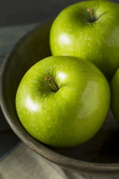 Verde crudo Orgánica Granny Smith manzanas — Foto de Stock