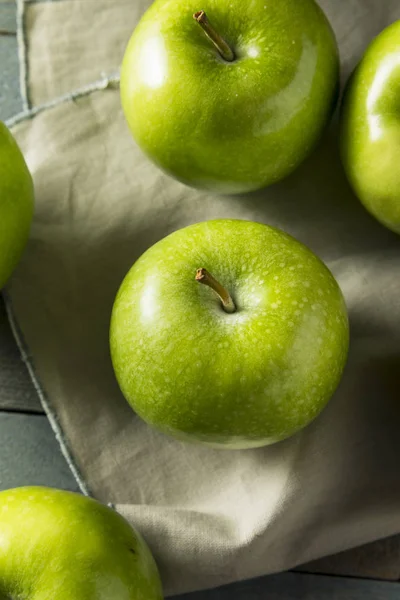 원시 녹색 유기 할머니 스미스 사과 — 스톡 사진