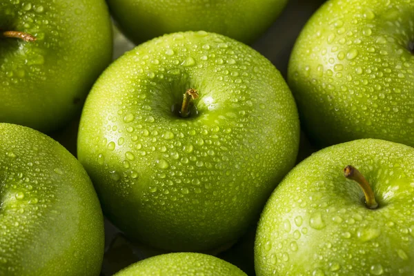 Ham yeşil organik Granny Smith elma — Stok fotoğraf