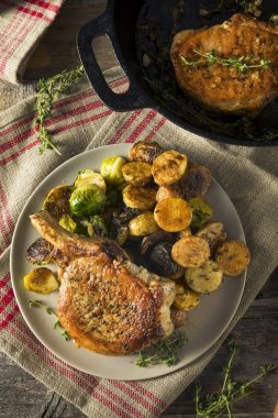 Domuz pirzolası ev yapımı kavrulmuş kemik