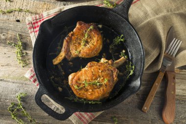 Domuz pirzolası ev yapımı kavrulmuş kemik