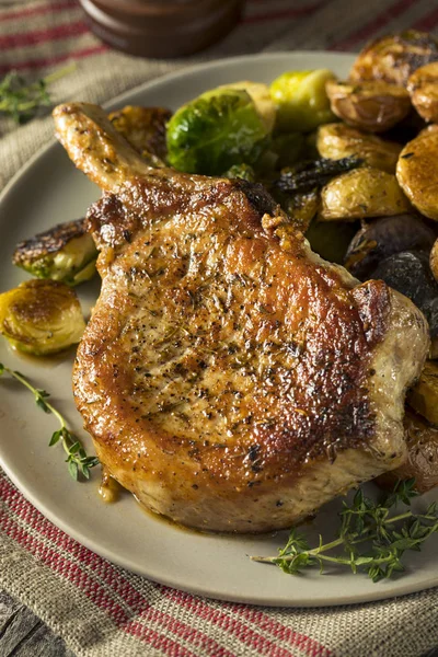 Hueso asado casero en chuleta de cerdo — Foto de Stock