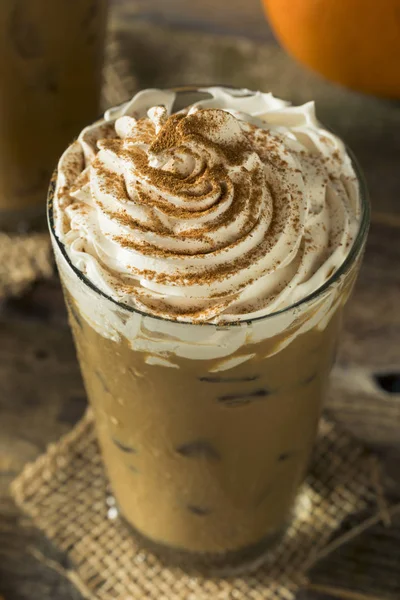 Especiarias de abóbora gelada doce Latte — Fotografia de Stock