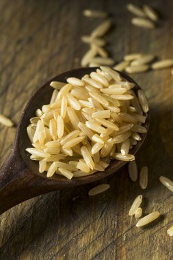 Kuru organik vahşi uzun kahverengi pirinç