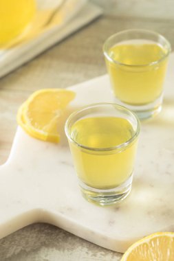 Tatlı ev yapımı limon Limoncello