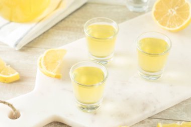 Tatlı ev yapımı limon Limoncello