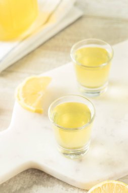 Tatlı ev yapımı limon Limoncello