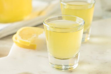 Tatlı ev yapımı limon Limoncello
