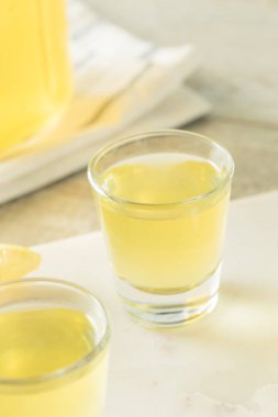 Tatlı ev yapımı limon Limoncello