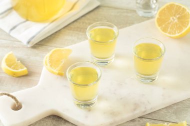 Tatlı ev yapımı limon Limoncello