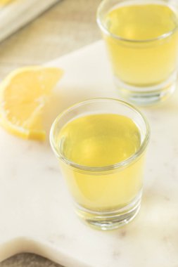 Tatlı ev yapımı limon Limoncello
