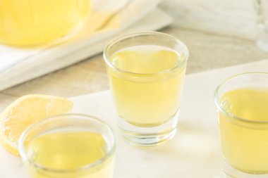 Tatlı ev yapımı limon Limoncello