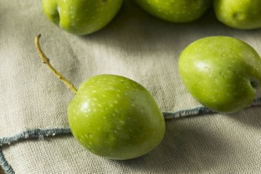 Ham yeşil organik taze zeytin