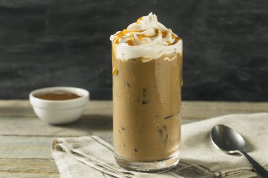 Buzlu tatlı ev yapımı karamel Latte Kahve