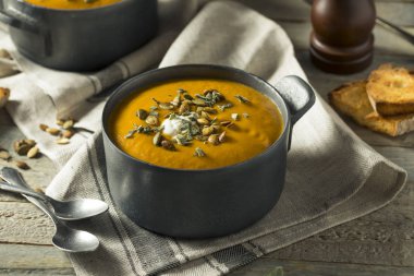 Ev yapımı köri Balkabagi çorbası