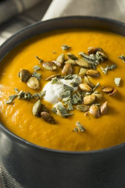 Ev yapımı köri Balkabagi çorbası