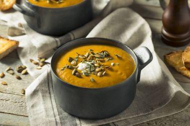 Ev yapımı köri Balkabagi çorbası