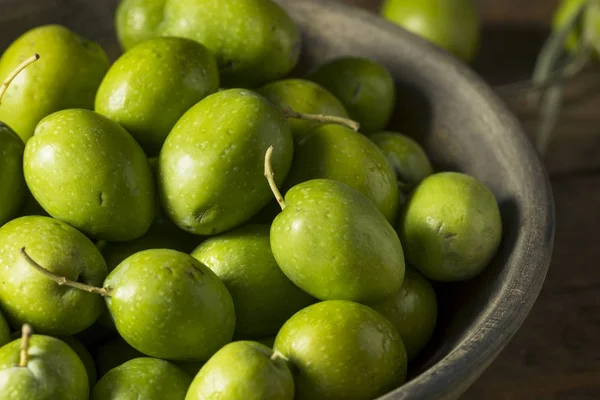 Azeitonas frescas orgânicas verdes cruas — Fotografia de Stock