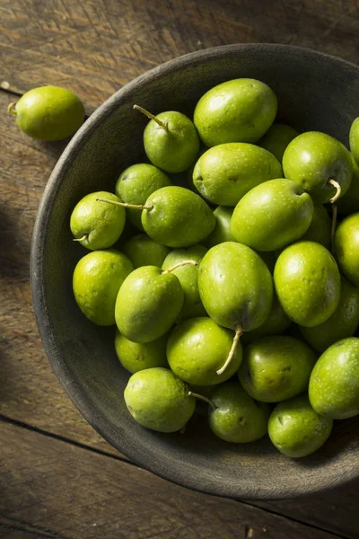 Aceitunas frescas orgánicas verdes crudas — Foto de Stock