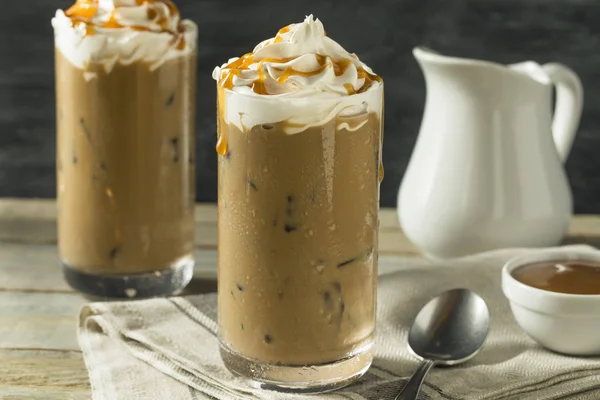 Zoete zelfgemaakte Caramel Iced Latte-koffie — Stockfoto