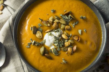 Ev yapımı köri Balkabagi çorbası