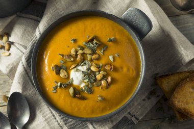 Ev yapımı köri Balkabagi çorbası