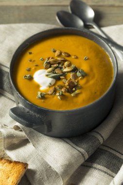 Ev yapımı köri Balkabagi çorbası