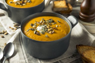 Ev yapımı köri Balkabagi çorbası