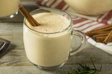 Ayyaş sıcak Eggnog yumruk