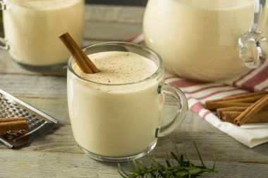 Ayyaş sıcak Eggnog yumruk