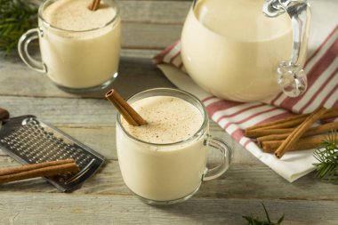 Ayyaş sıcak Eggnog yumruk