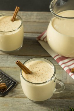Ayyaş sıcak Eggnog yumruk