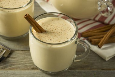 Ayyaş sıcak Eggnog yumruk