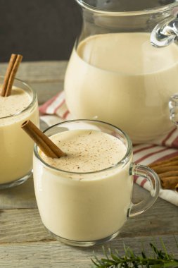 Ayyaş sıcak Eggnog yumruk