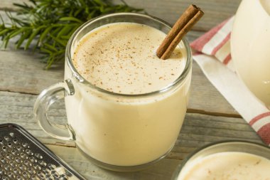 Ayyaş sıcak Eggnog yumruk