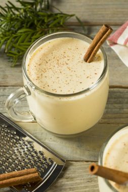Ayyaş sıcak Eggnog yumruk
