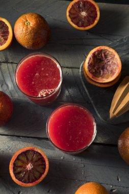 Kan ham taze sıkılmış portakal suyu