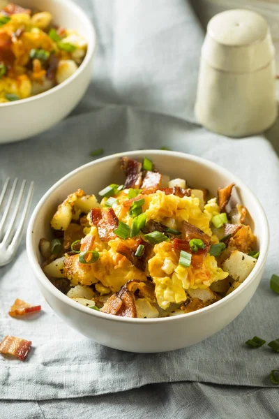 Hausgemachte Frühstücksschüssel mit Ei und Kartoffeln — Stockfoto