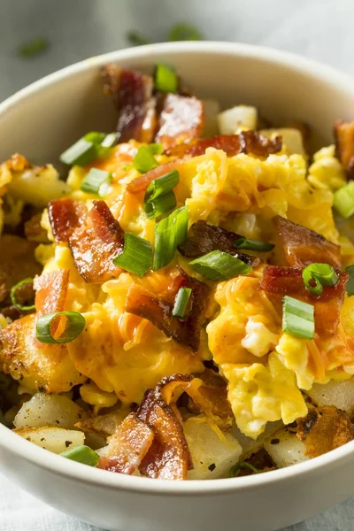 Hausgemachte Frühstücksschüssel mit Ei und Kartoffeln — Stockfoto