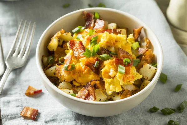 โฮมเมดไข่และมันฝรั่งชามอาหารเช้า — ภาพถ่ายสต็อก