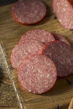 Baharatlı tuzlu sert salam