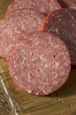 Baharatlı tuzlu sert salam