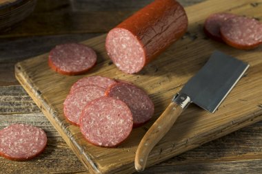 Baharatlı tuzlu sert salam