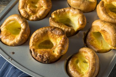 Sıcak ev yapımı İngiliz Yorkshire pudingi