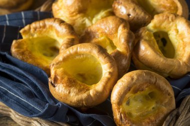 Sıcak ev yapımı İngiliz Yorkshire pudingi