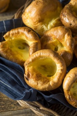 Sıcak ev yapımı İngiliz Yorkshire pudingi