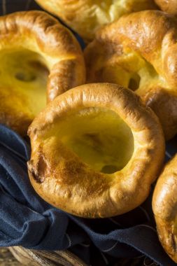 Sıcak ev yapımı İngiliz Yorkshire pudingi
