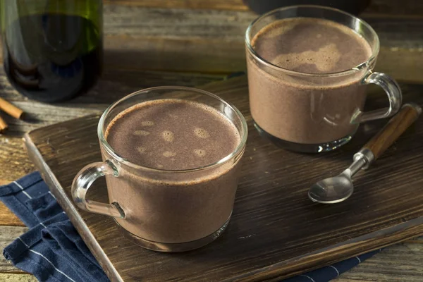 Warme Spiked rode wijn warme chocolademelk — Stockfoto